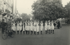 826187 Afbeelding van een groep verpleegsters uit het Diakonessenhuis te Utrecht, gearmd wandelend in de Burgemeester ...